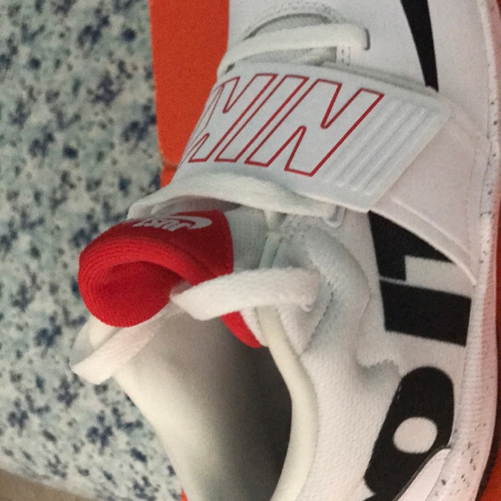 NIKE TEAM  HUSTLE